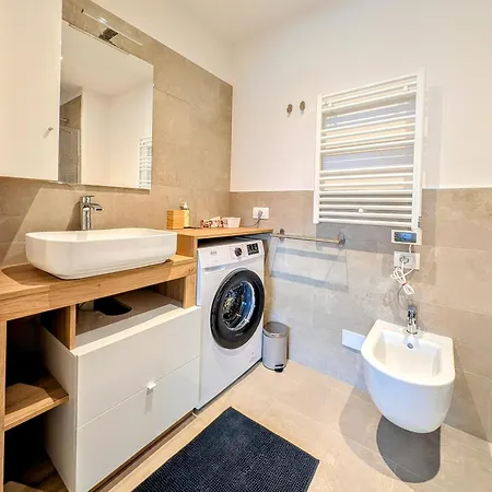 Le Rondini B Apartment *